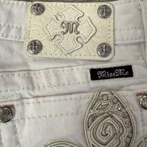 Women’s MISS ME White Fleu de Lis Embellished Signature Bootcut Jeans, Size 26.